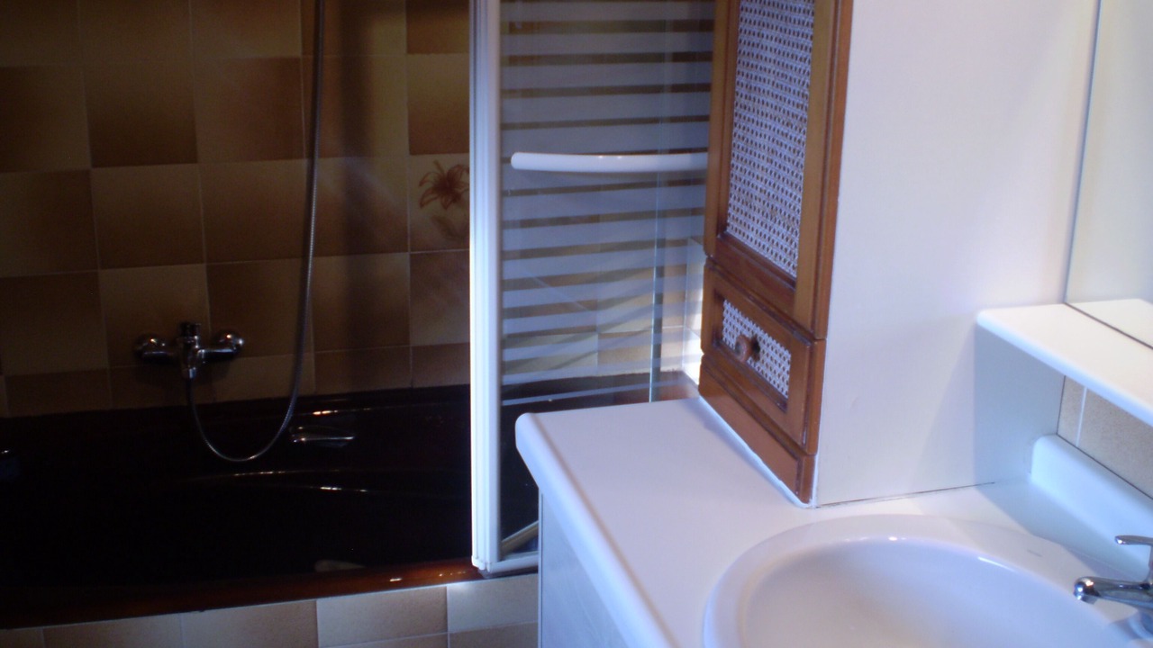 Photo of Bathroom in Plonevez-Porzay