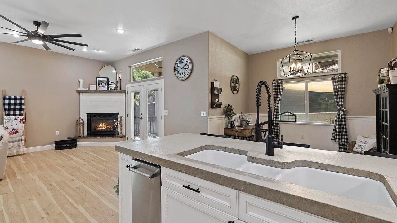 Photo of Livingroom in Phoenix Lake-Cedar Ridge
