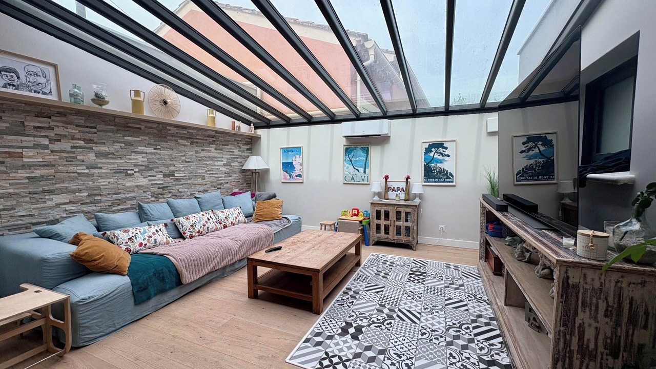Photo of Livingroom in Orange