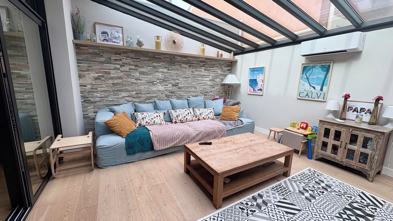 Photo of Livingroom in Orange