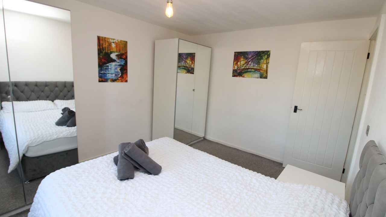 Photo of Bedroom in Lee