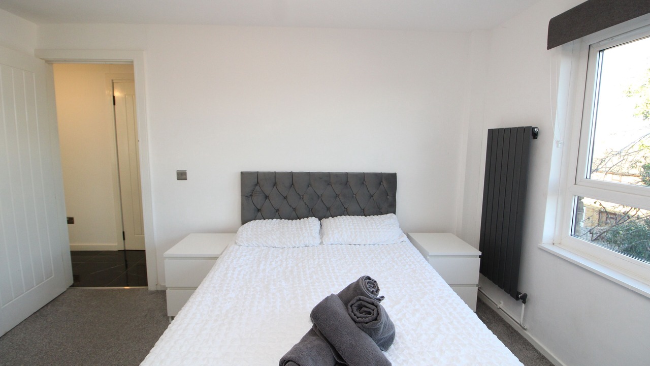 Photo of Bedroom in Lee