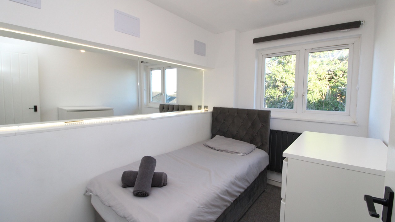 Photo of Bedroom in Lee