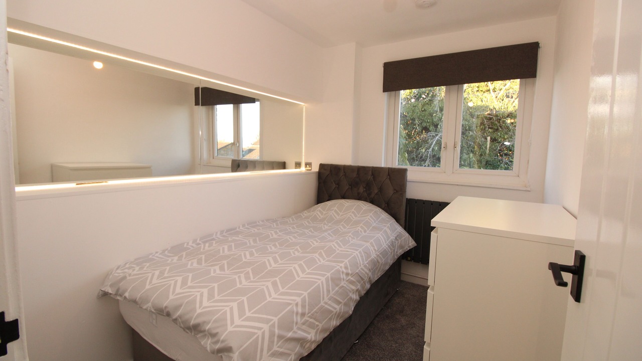 Photo of Bedroom in Lee