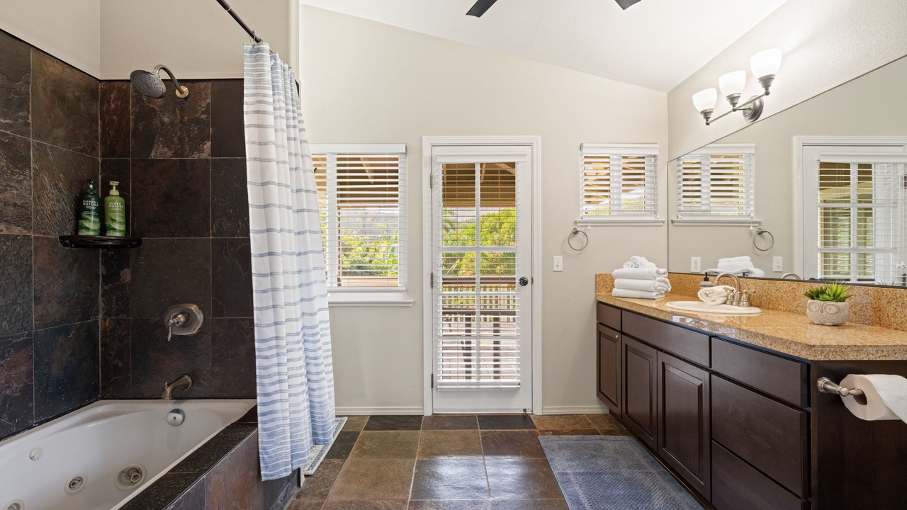 Photo of Bathroom in Kilauea