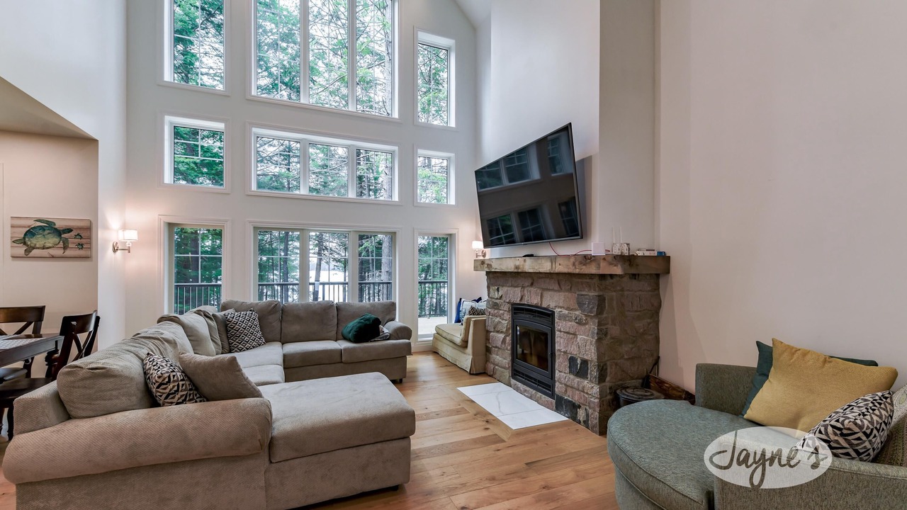 Photo of Livingroom in Algonquin Highlands
