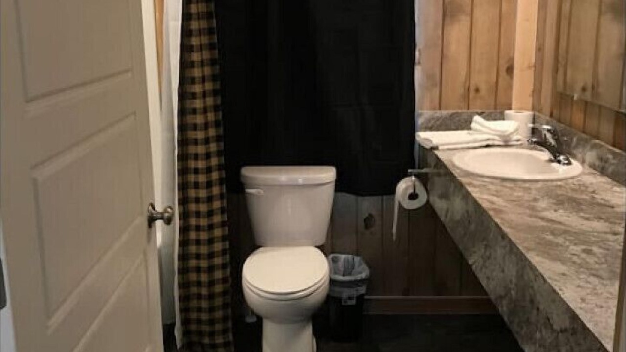 Photo of Bathroom in Island Park