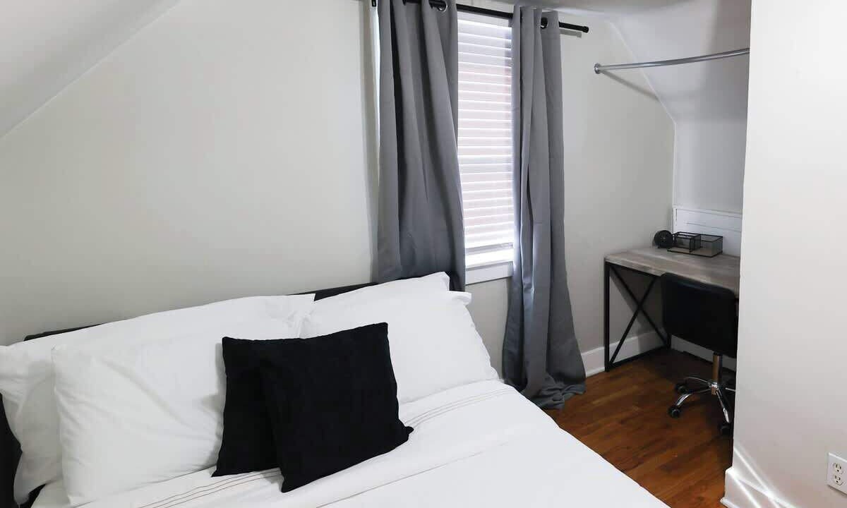 Photo of Bedroom in Lansing