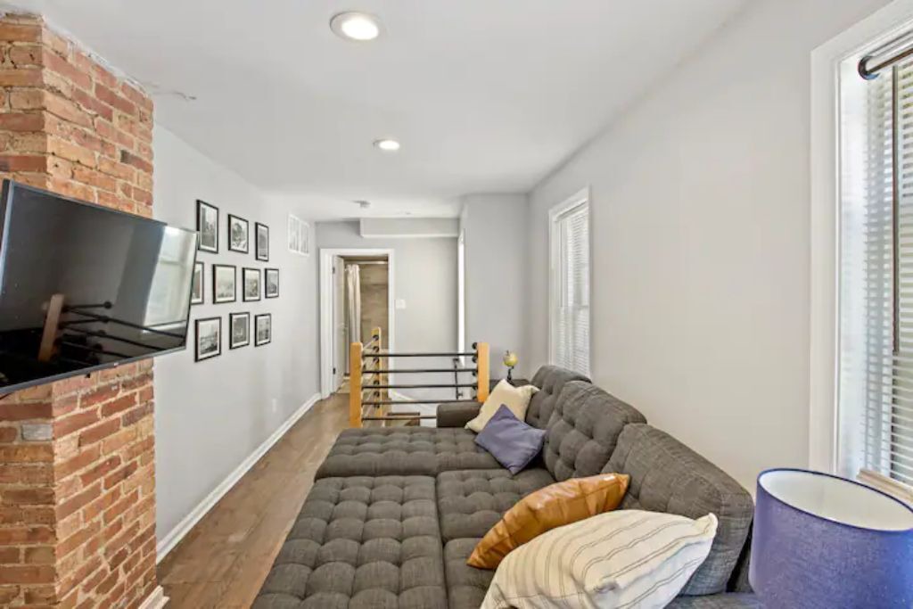 Photo of Livingroom in Barre Circle