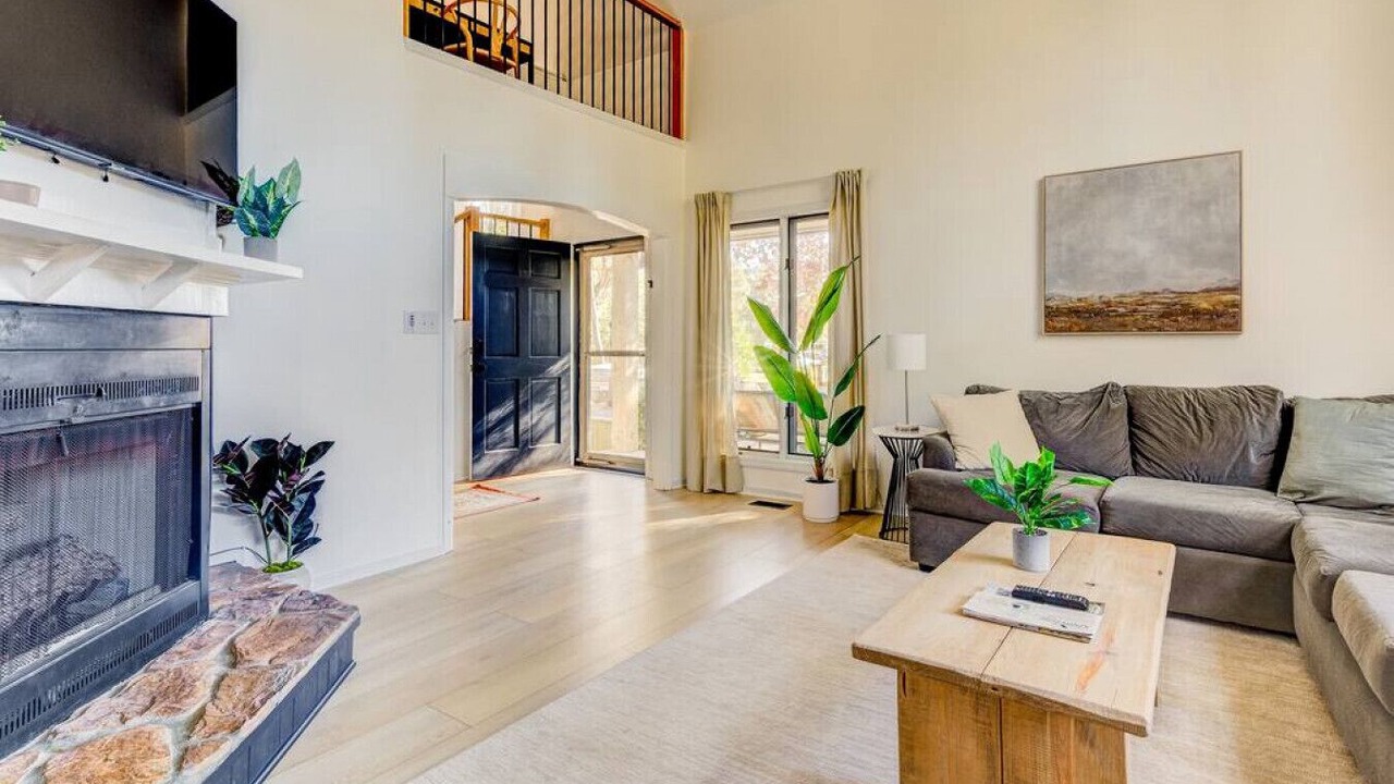 Photo of Livingroom in Pine Knoll Shores