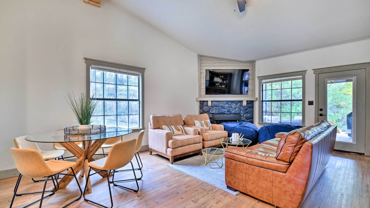 Photo of Livingroom in Graford