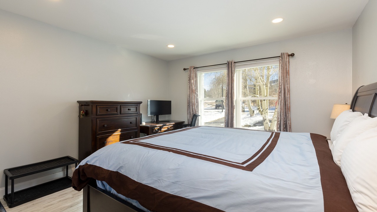 Photo of Bedroom in Summit Cove