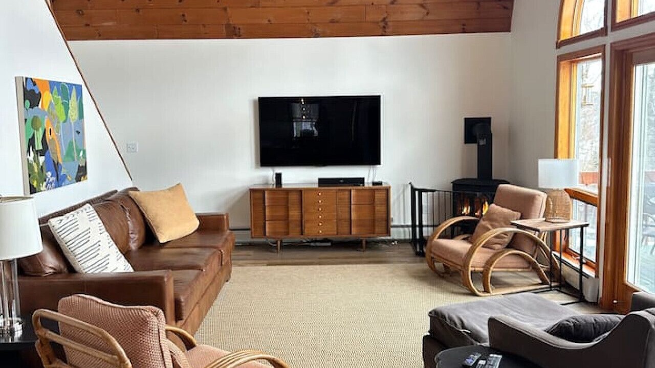 Photo of Livingroom in Roxbury