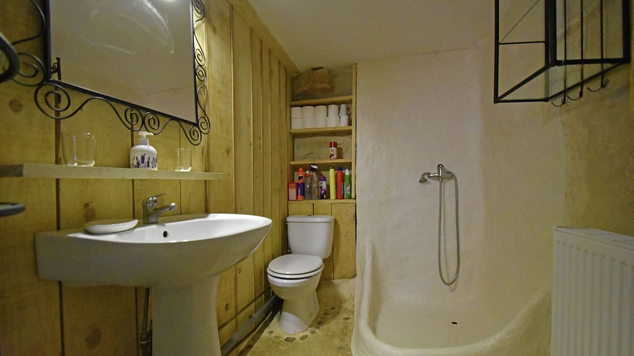 Photo of Bathroom in Saint-Etienne-d'Albagnan