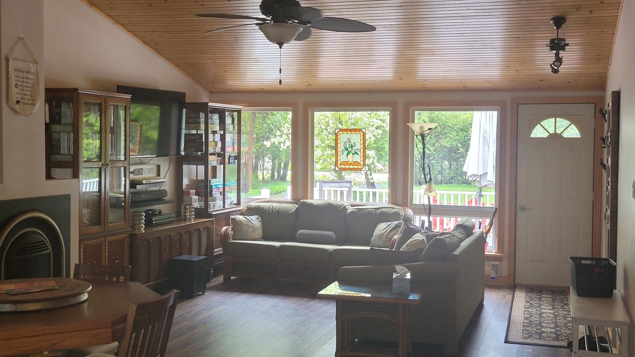 Photo of Livingroom in Point Clark