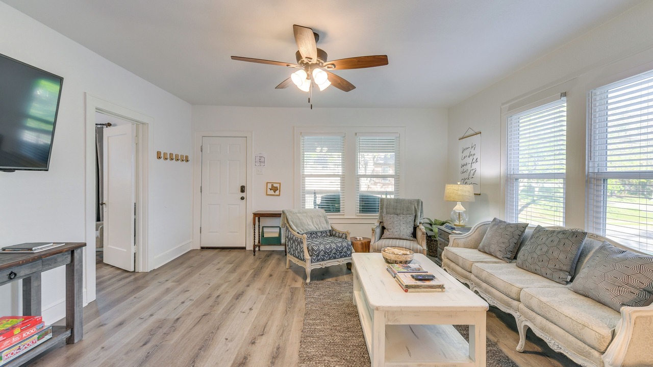 Photo of Livingroom in Austin Ave.
