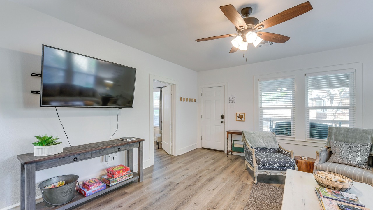 Photo of Livingroom in Austin Ave.