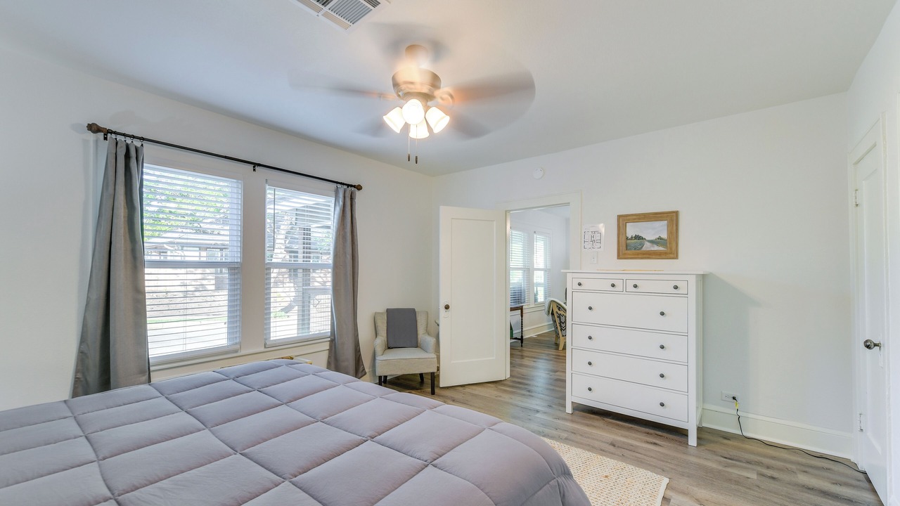 Photo of Bedroom in Austin Ave.