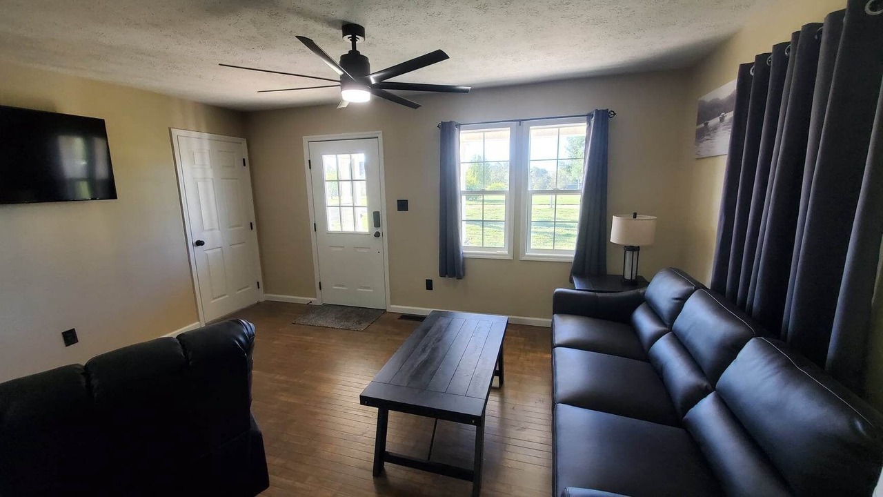 Photo of Livingroom in Byrdstown