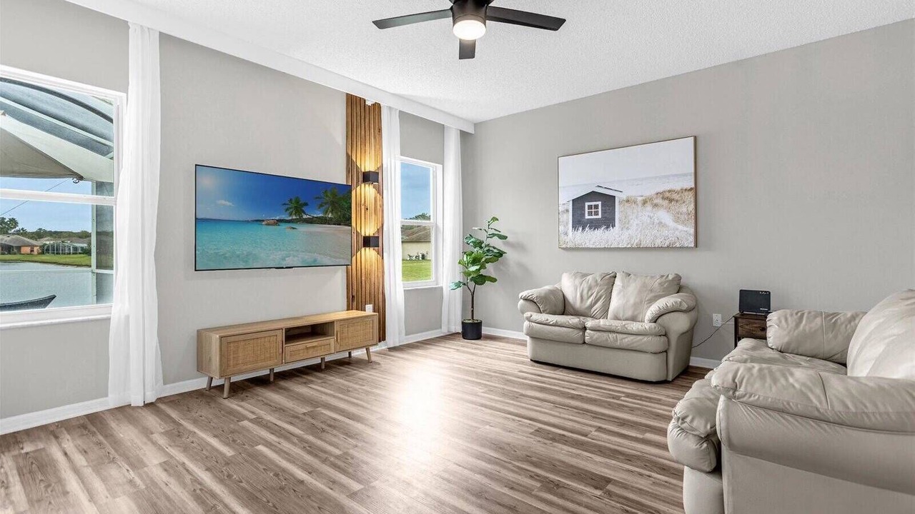 Photo of Livingroom in Crescent Lakes