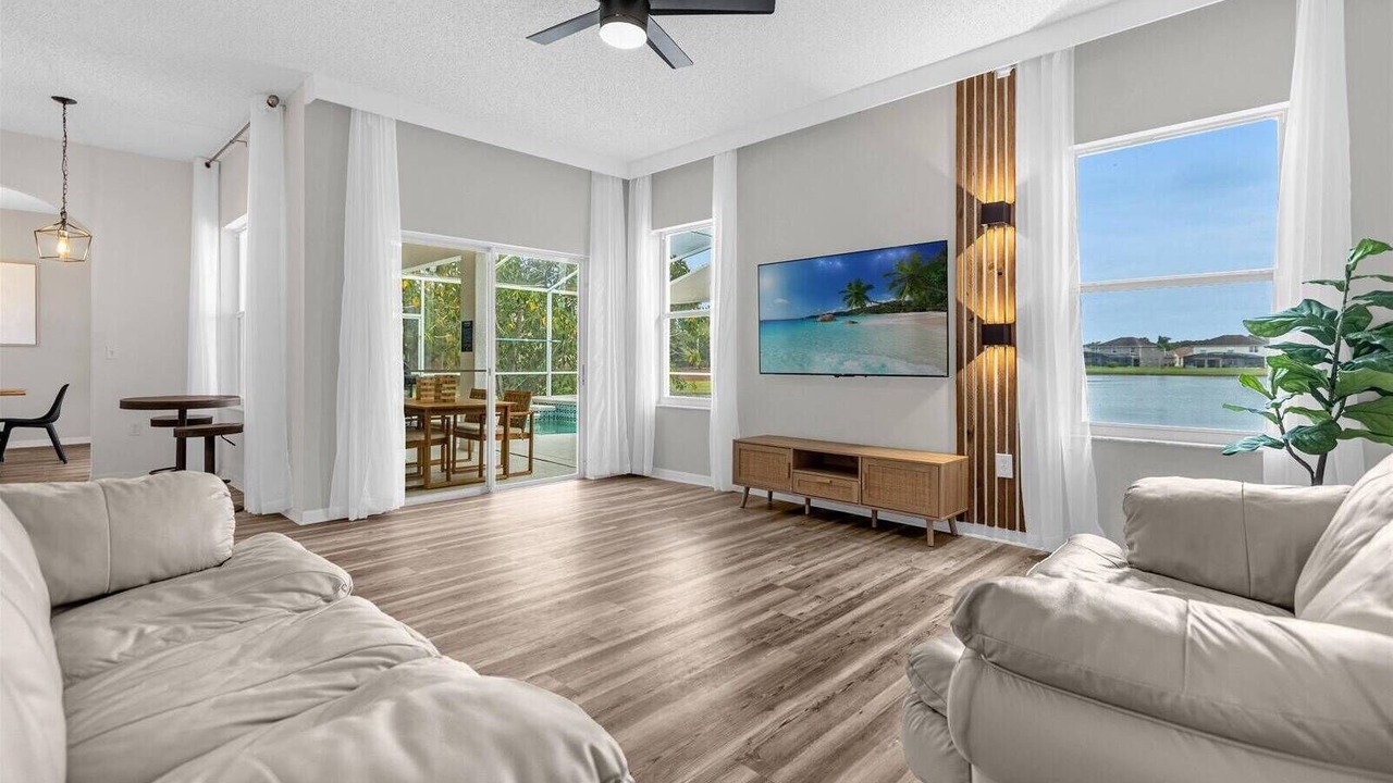 Photo of Livingroom in Crescent Lakes