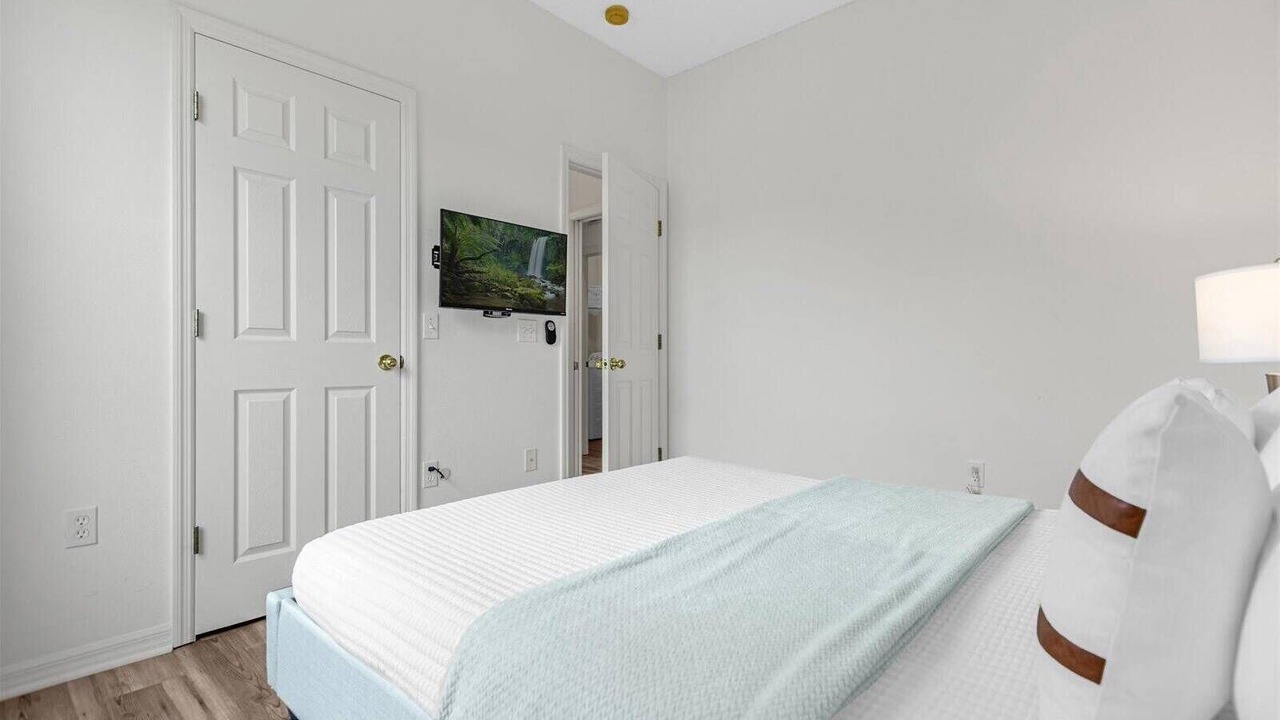 Photo of Bedroom in Crescent Lakes