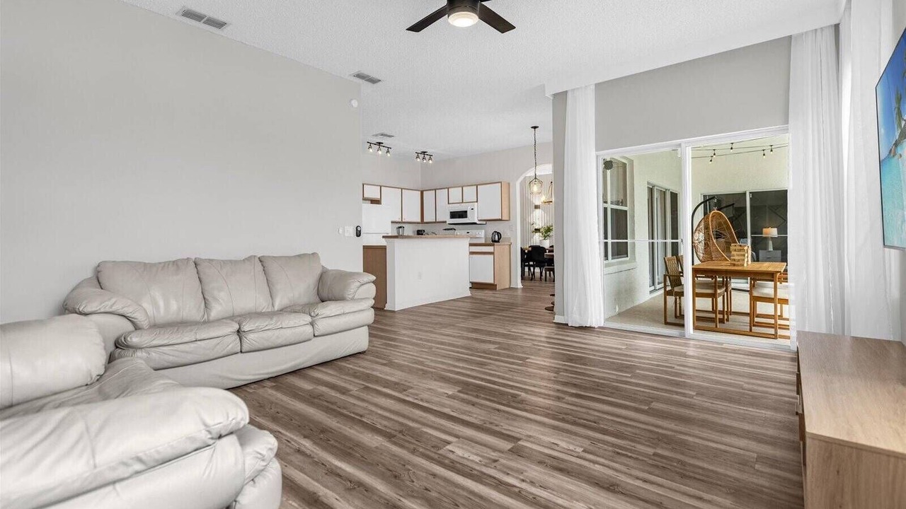 Photo of Livingroom in Crescent Lakes