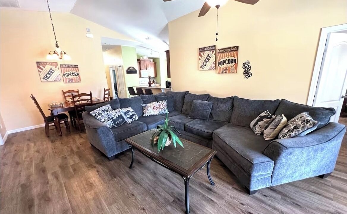 Photo of Livingroom in Sandy Ridge