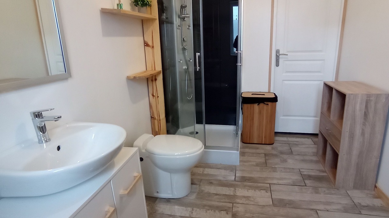 Photo of Bathroom in Sees