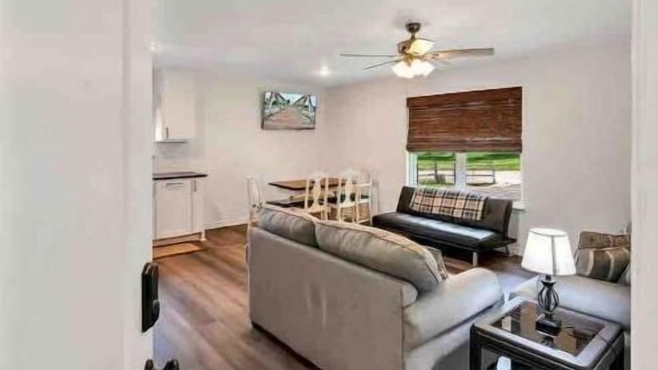 Photo of Livingroom in Moody