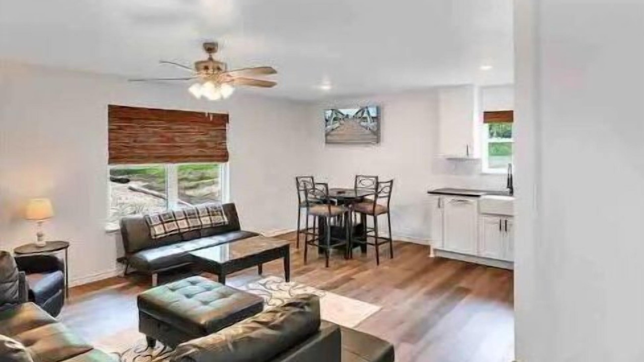 Photo of Livingroom in Moody