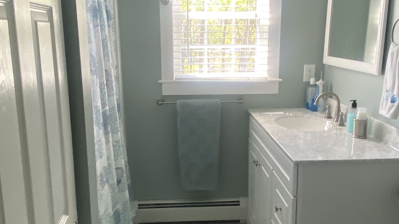 Photo of Bathroom in Teaticket