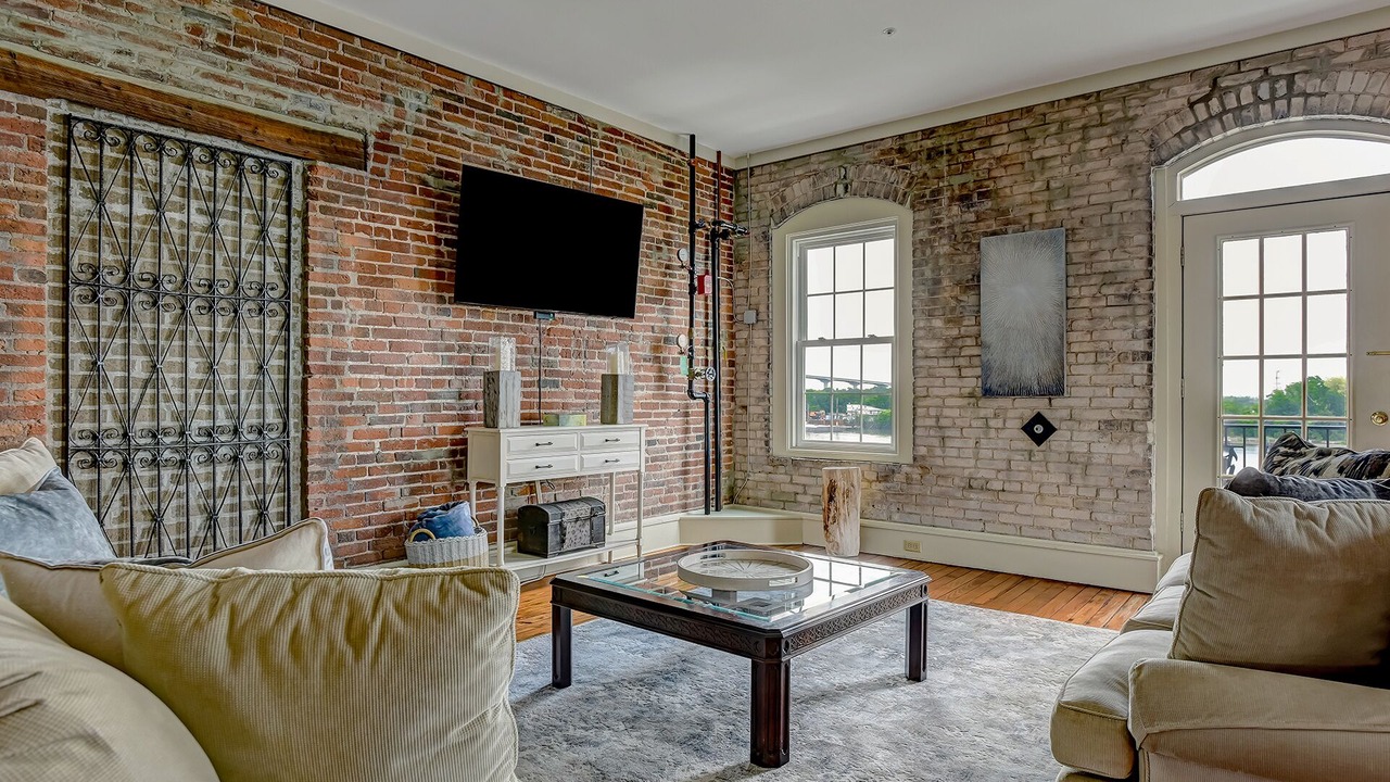 Photo of Livingroom in Historic District - North