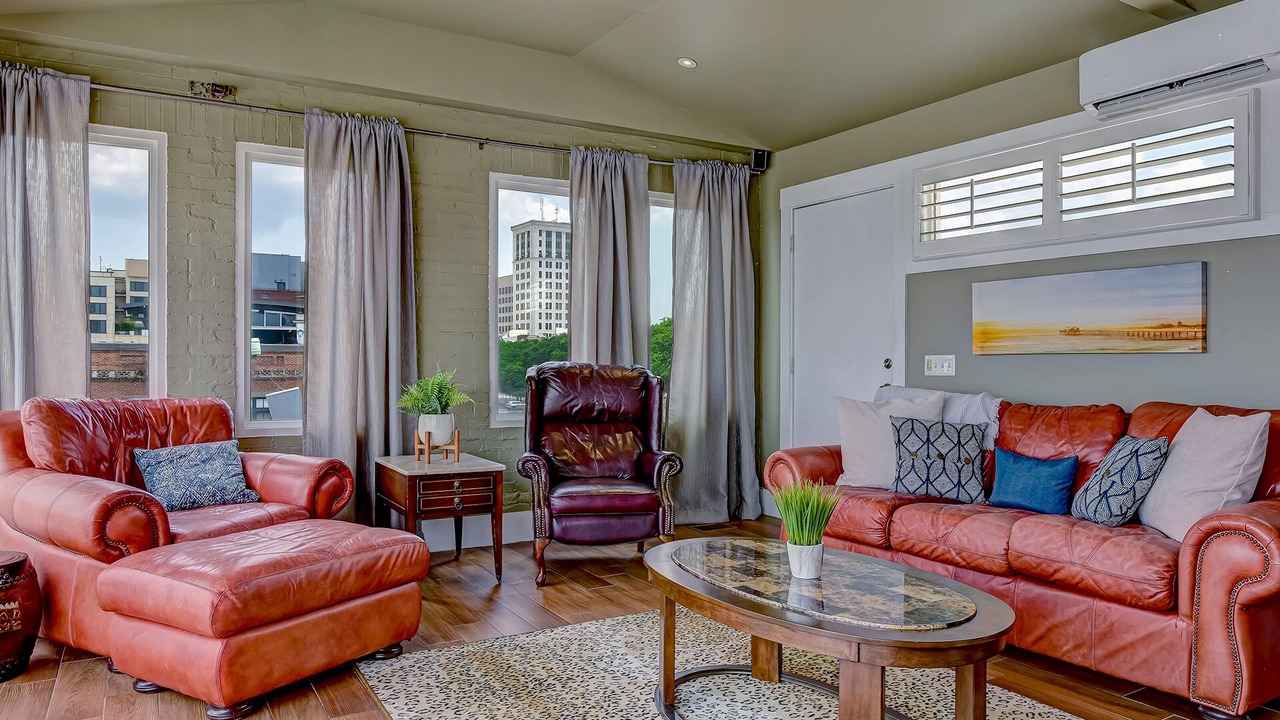 Photo of Livingroom in Historic District - North
