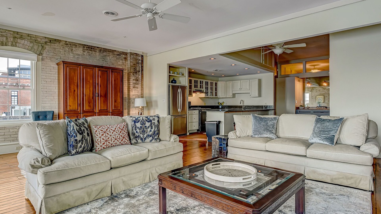 Photo of Livingroom in Historic District - North