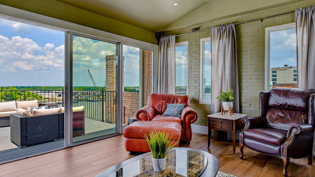 Photo of Livingroom in Historic District - North