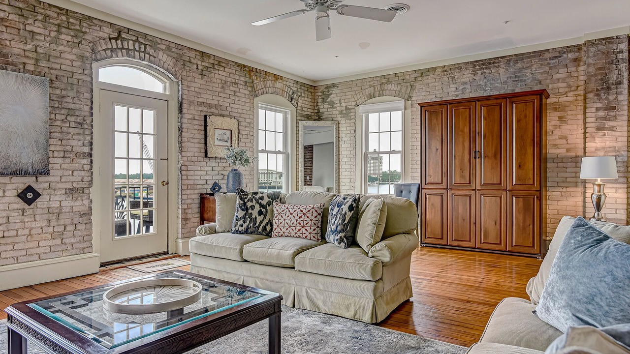 Photo of Livingroom in Historic District - North