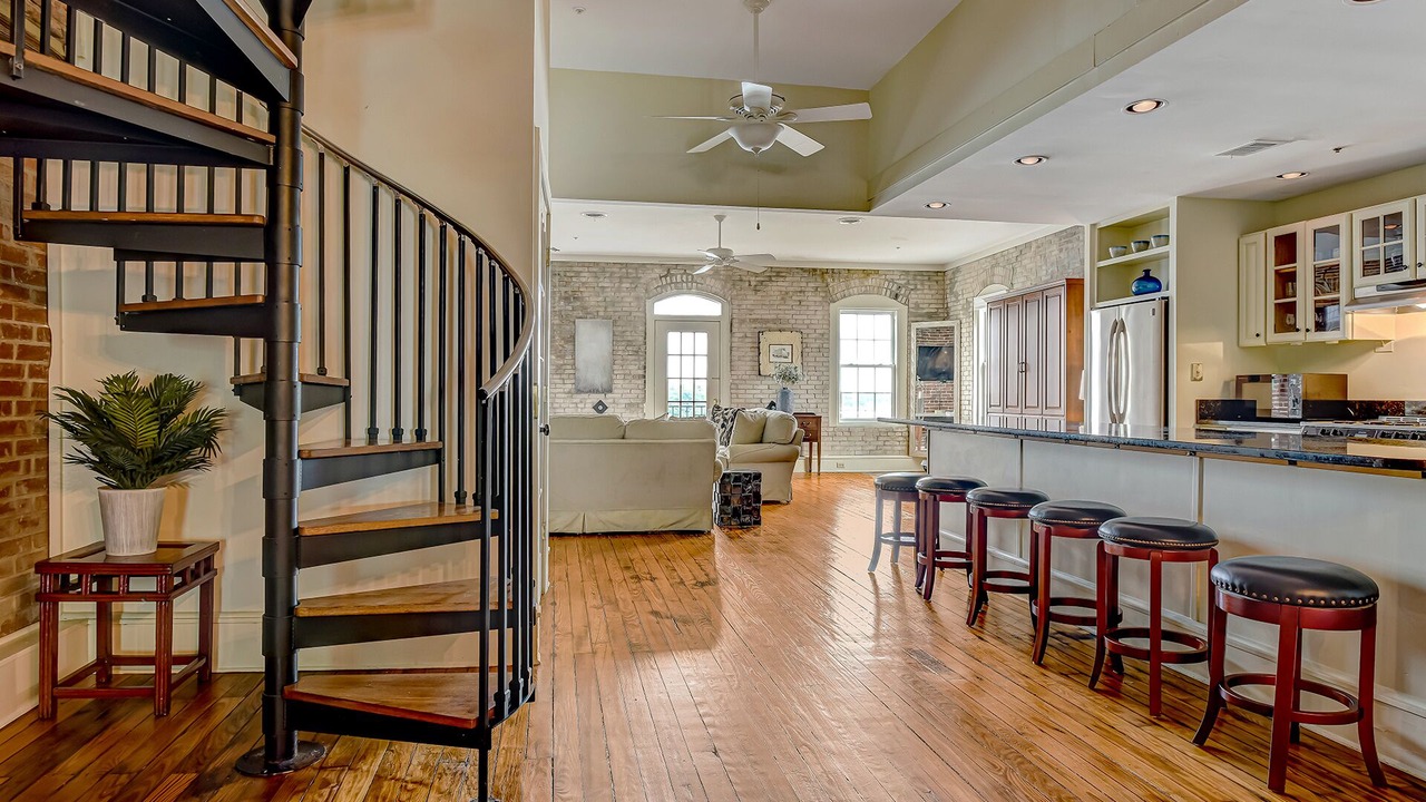 Photo of Livingroom in Historic District - North