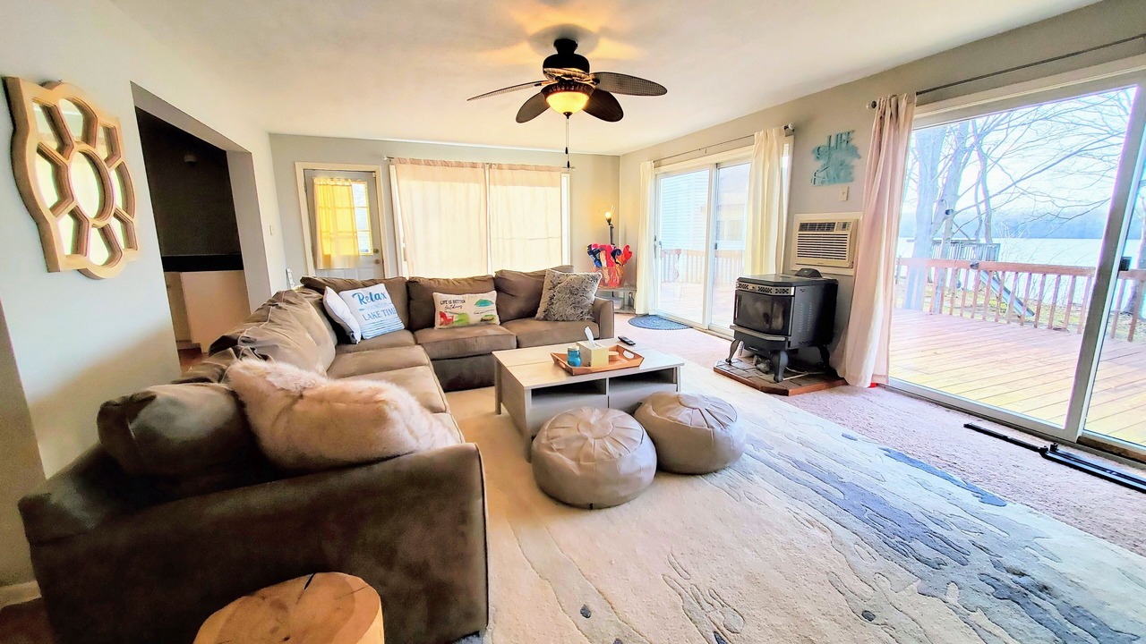 Photo of Livingroom in East Leroy