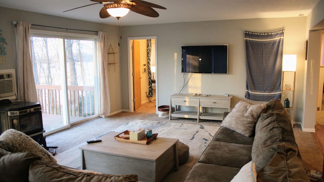Photo of Livingroom in East Leroy