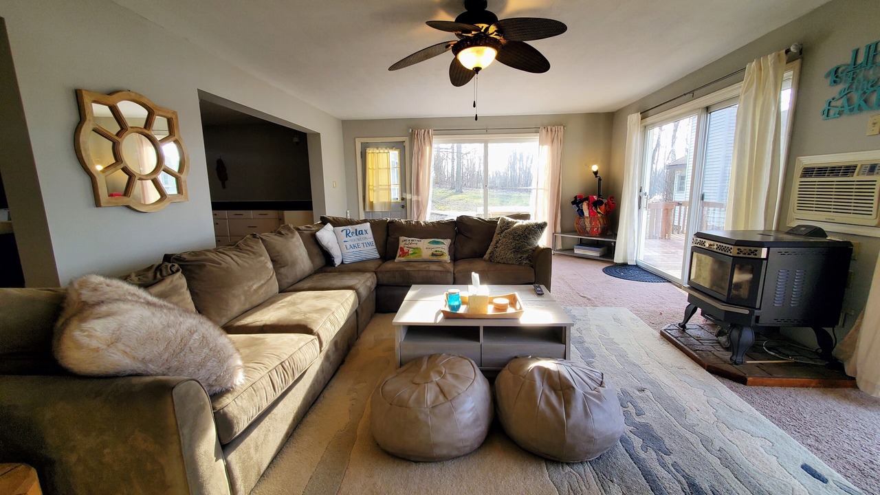Photo of Livingroom in East Leroy