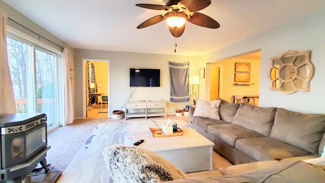 Photo of Livingroom in East Leroy