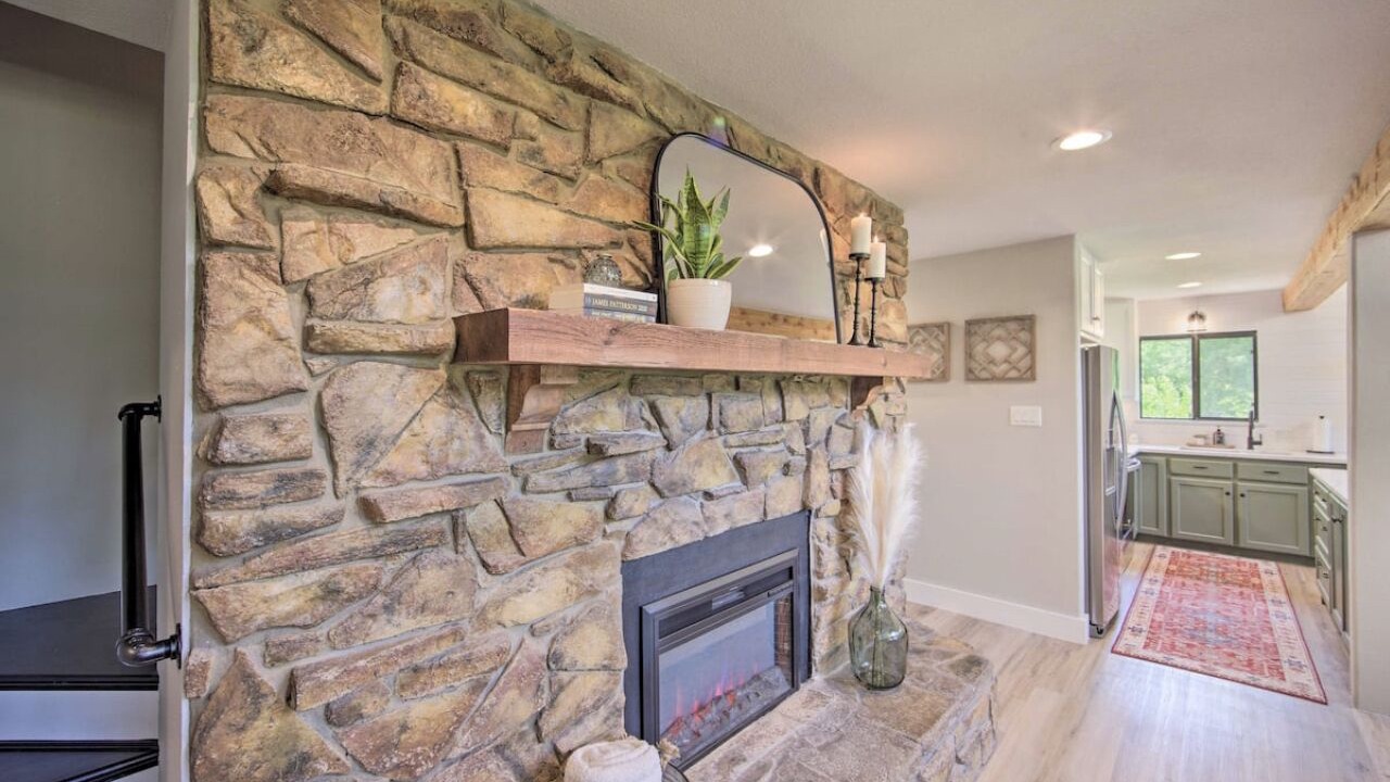 Photo of Livingroom in Henderson County