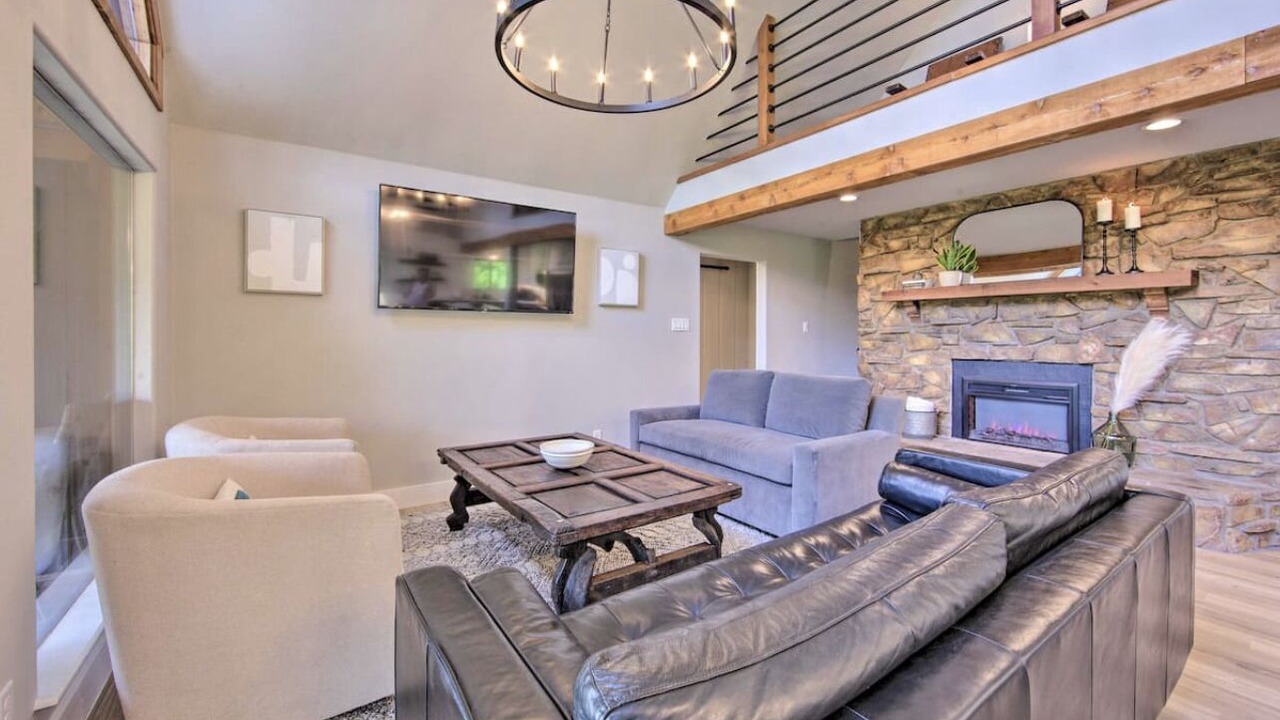Photo of Livingroom in Henderson County