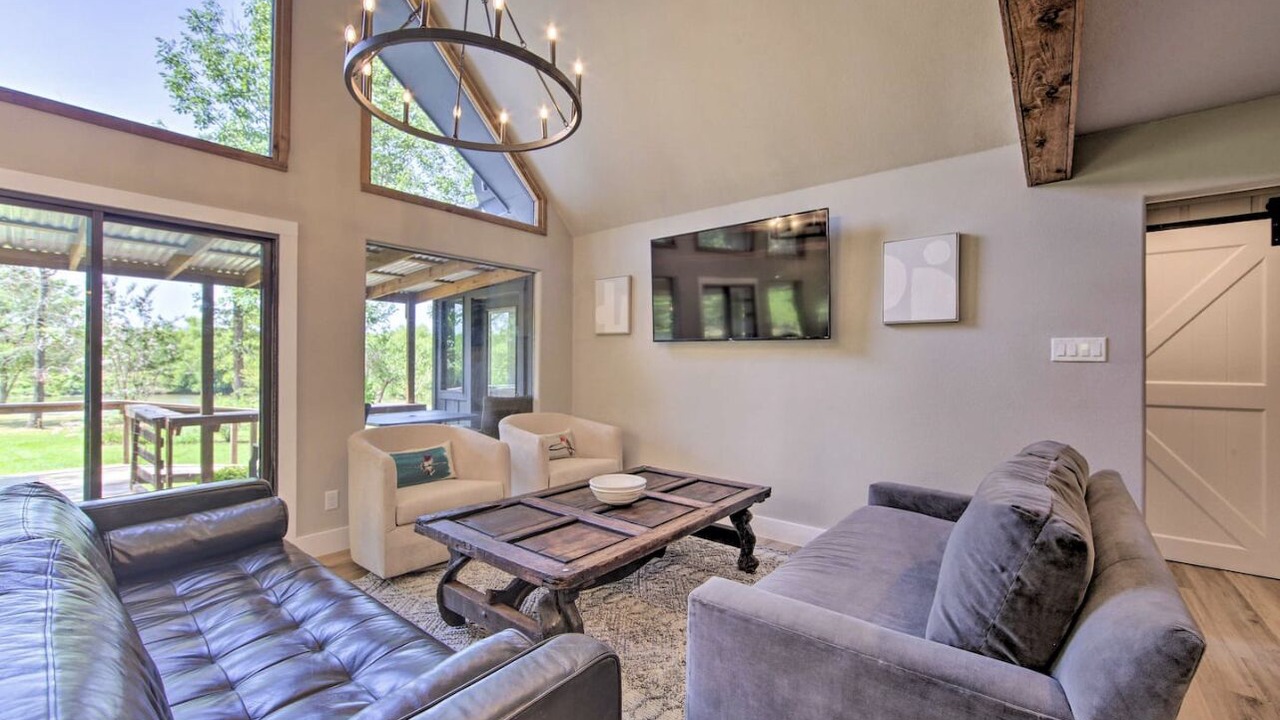 Photo of Livingroom in Henderson County