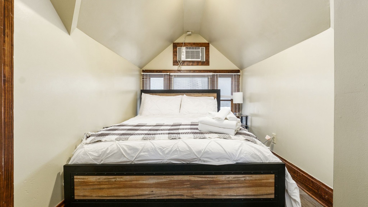Photo of Bedroom in Old North Columbus