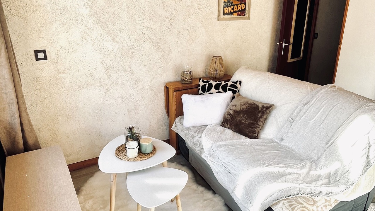 Photo of Livingroom in Demi-Quartier