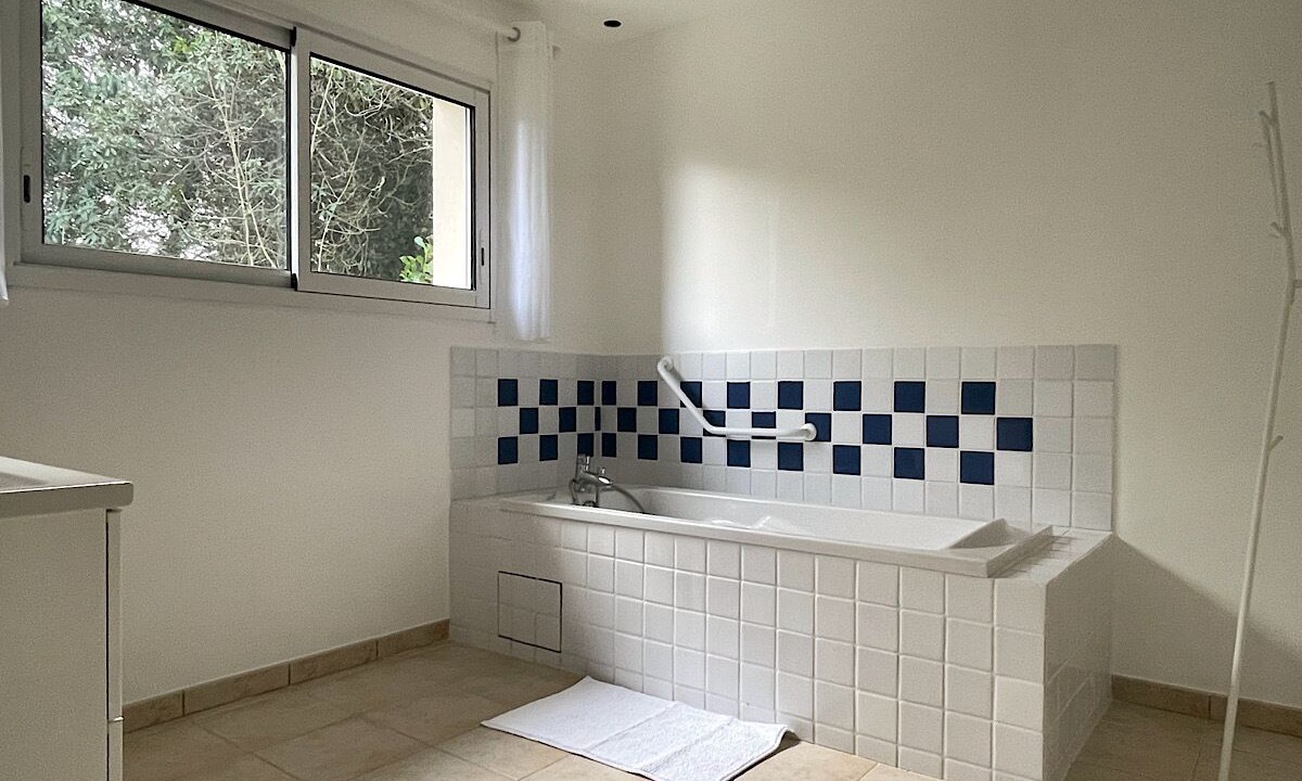 Photo of Bathroom in Isneauville