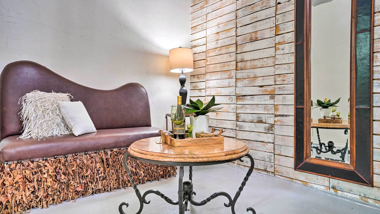 Photo of Livingroom in Western Division