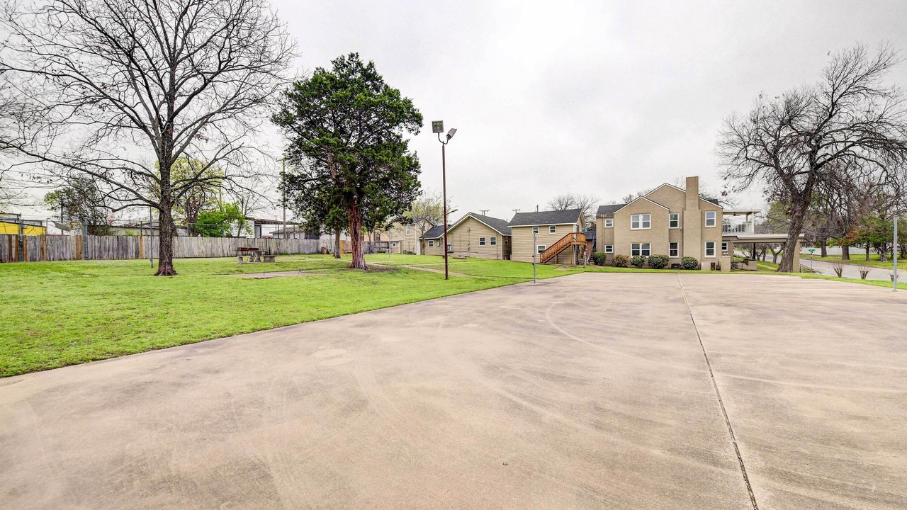 Photo of Others in Austin Ave.